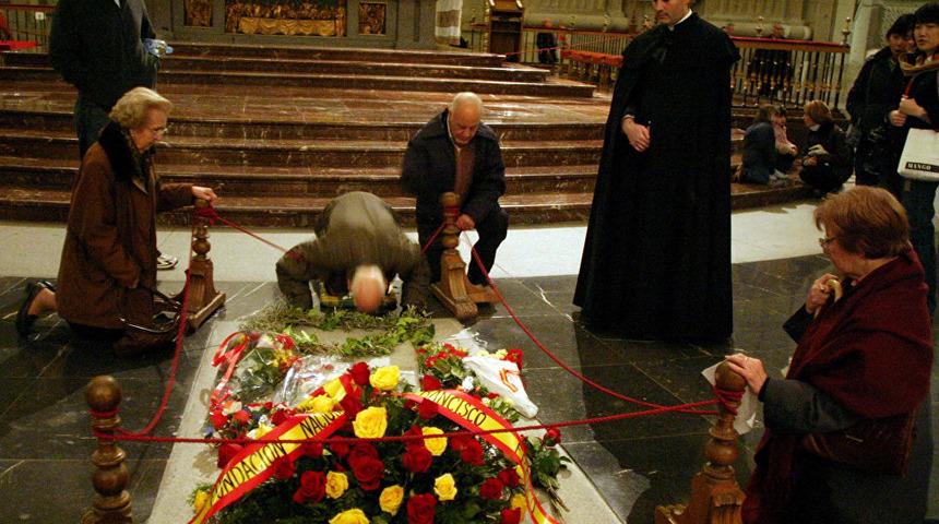 İspanya Başbakanı, diktatör Franco'nun kemiklerini mezardan çıkarmak istiyor