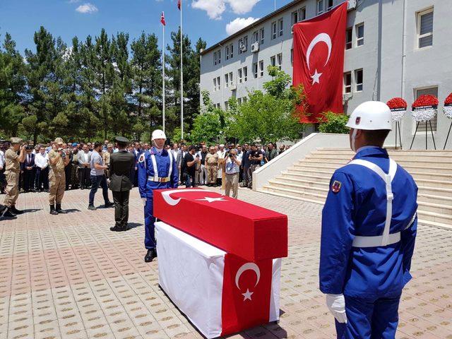 Siirt'te askeri araca EYP'li saldırı: 1 şehit, 2 yaralı (3)