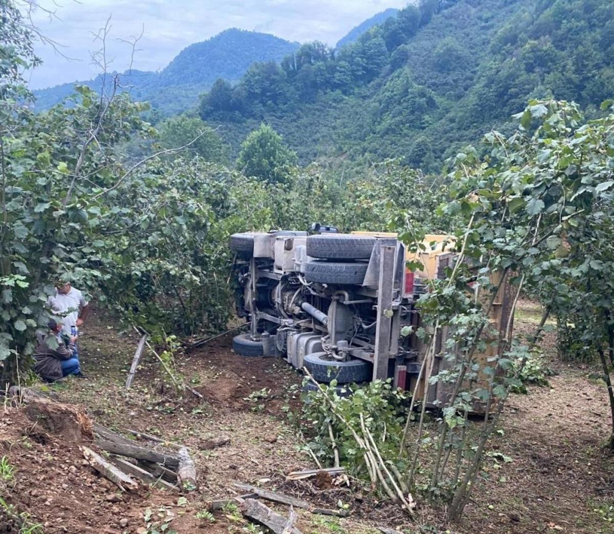 Ordu da çakıl yüklü kamyon ile otomobil çarpıştı: 2 yaralı 1