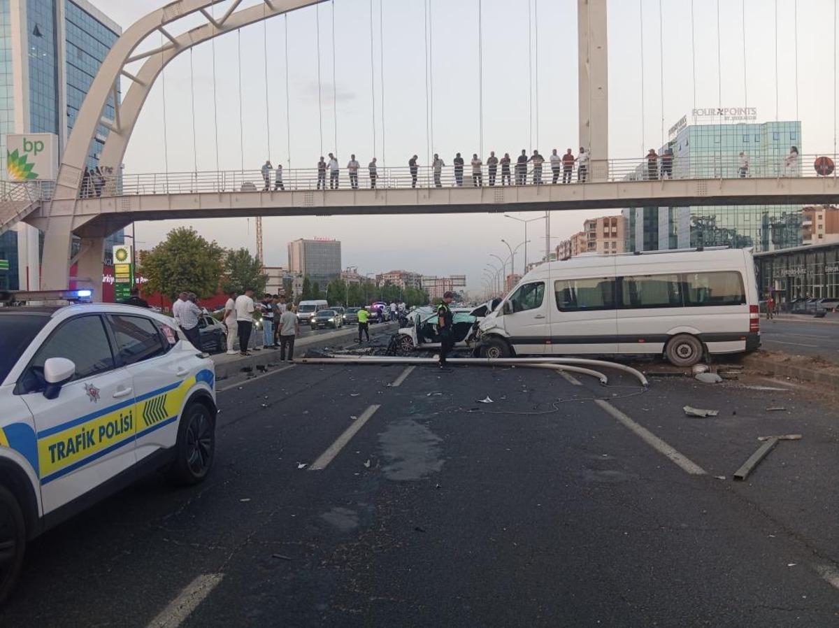 Diyarbakır da minib&uuml;s bariyerleri aşıp karşı şeride ge&ccedil;ti: 3 yaralı 1