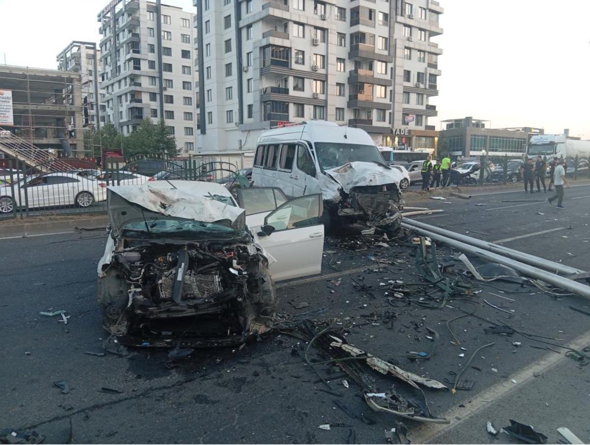 Diyarbakır da minib&uuml;s bariyerleri aşıp karşı şeride ge&ccedil;ti: 3 yaralı 2