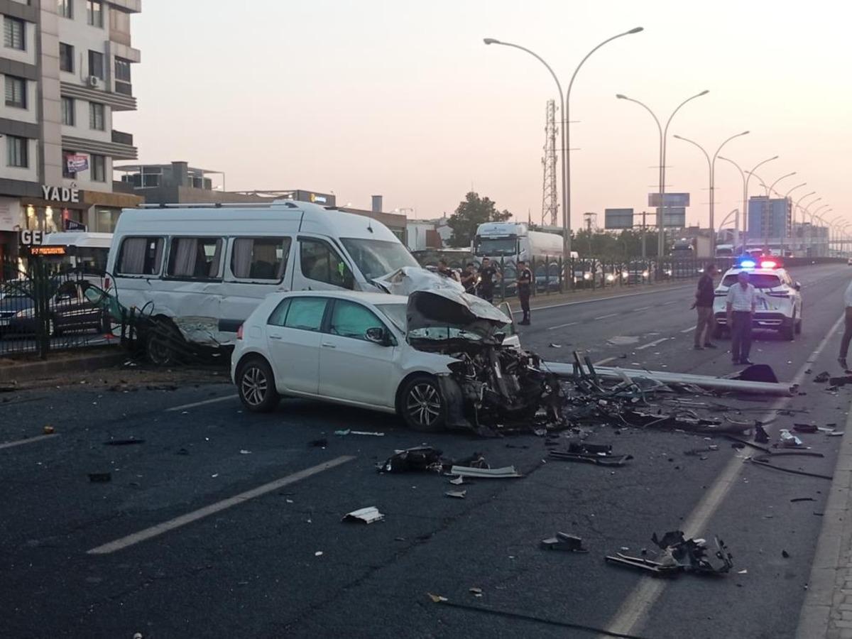 Diyarbakır da minib&uuml;s bariyerleri aşıp karşı şeride ge&ccedil;ti: 3 yaralı 3