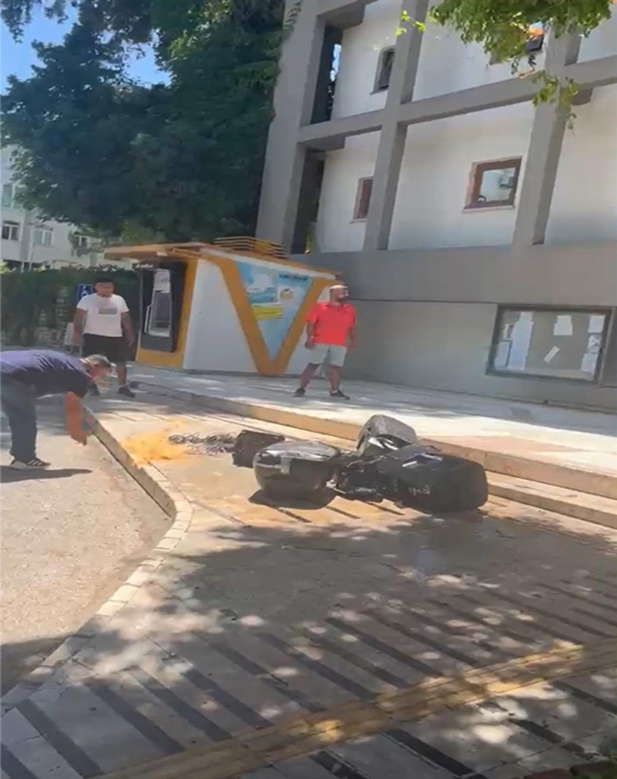 İşletmesine ceza uygulandığı gerek&ccedil;esiyle malzemelerini belediye &ouml;n&uuml;nde ateşe verdi 1