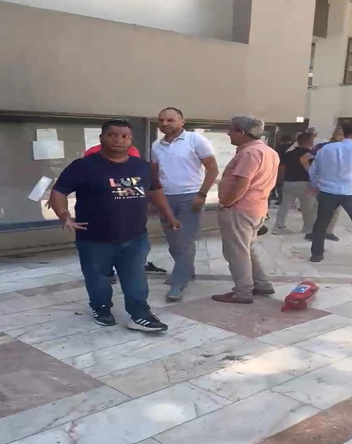 İşletmesine ceza uygulandığı gerek&ccedil;esiyle malzemelerini belediye &ouml;n&uuml;nde ateşe verdi 3