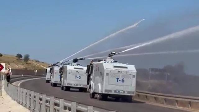 Kontrol altına alınan orman yangınında peş peşe sıralanan TOMA’ların müdahalesi