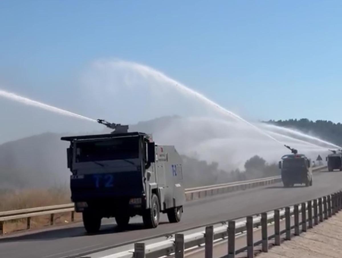 Kontrol altına alınan orman yangınında peş peşe sıralanan TOMA&rsquo;ların m&uuml;dahalesi 1