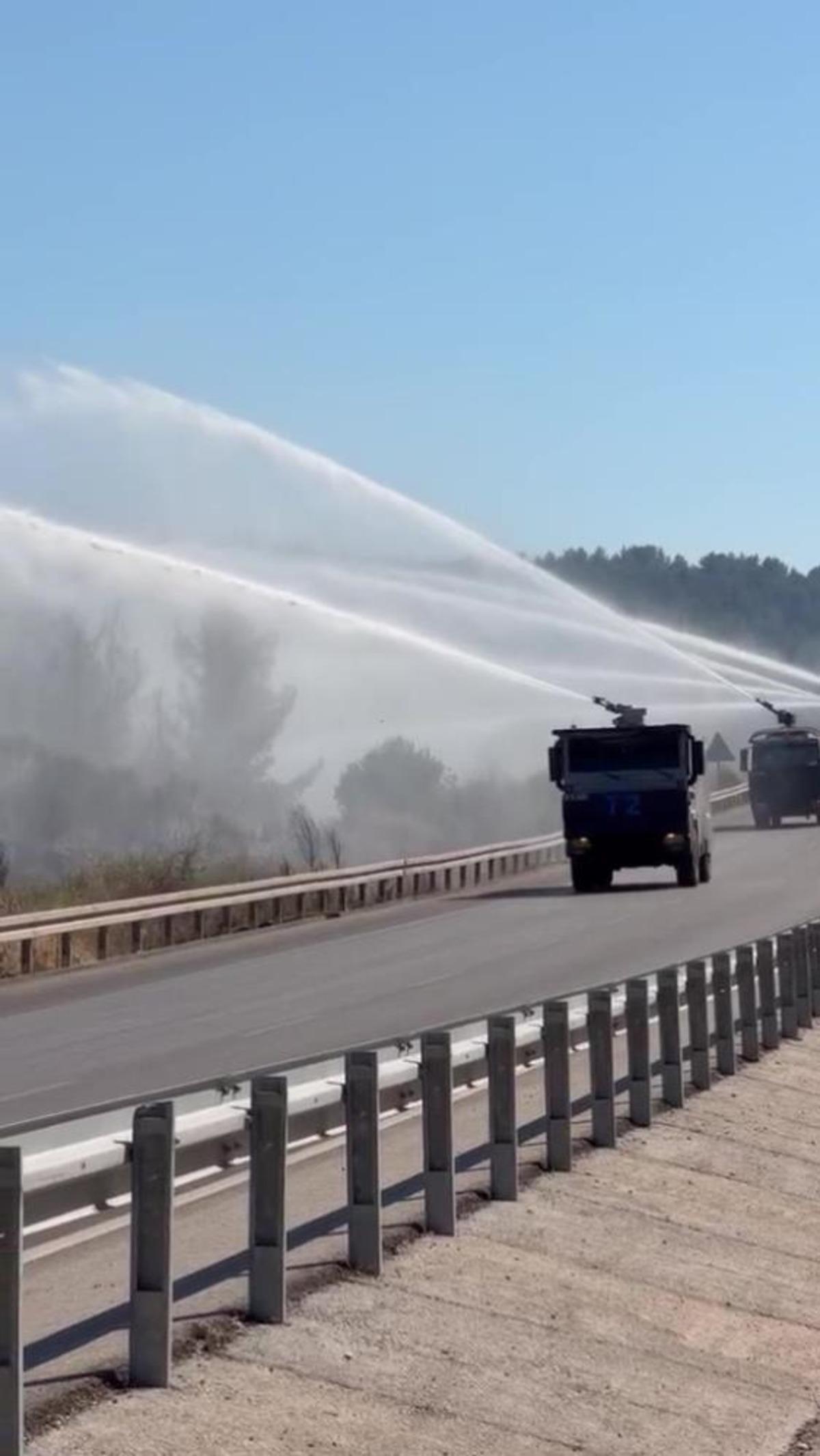 Kontrol altına alınan orman yangınında peş peşe sıralanan TOMA&rsquo;ların m&uuml;dahalesi 2