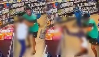 Sosyal medyada infial yaratan g&ouml;r&uuml;nt&uuml;ler! Markete girip &ccedil;ocuğu darp etti