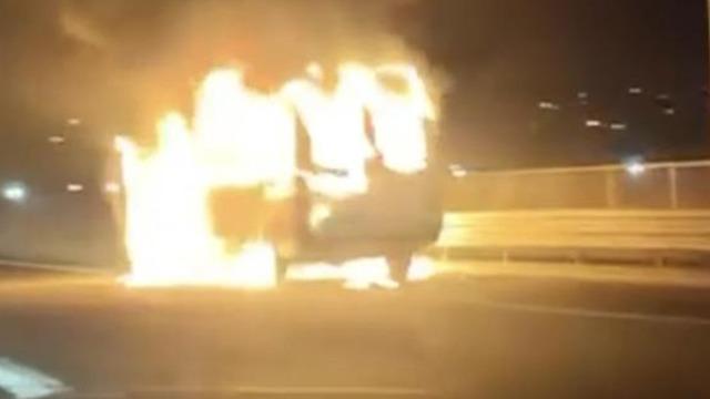 TEM Otoyolu'nda minibüs alev alev yandı