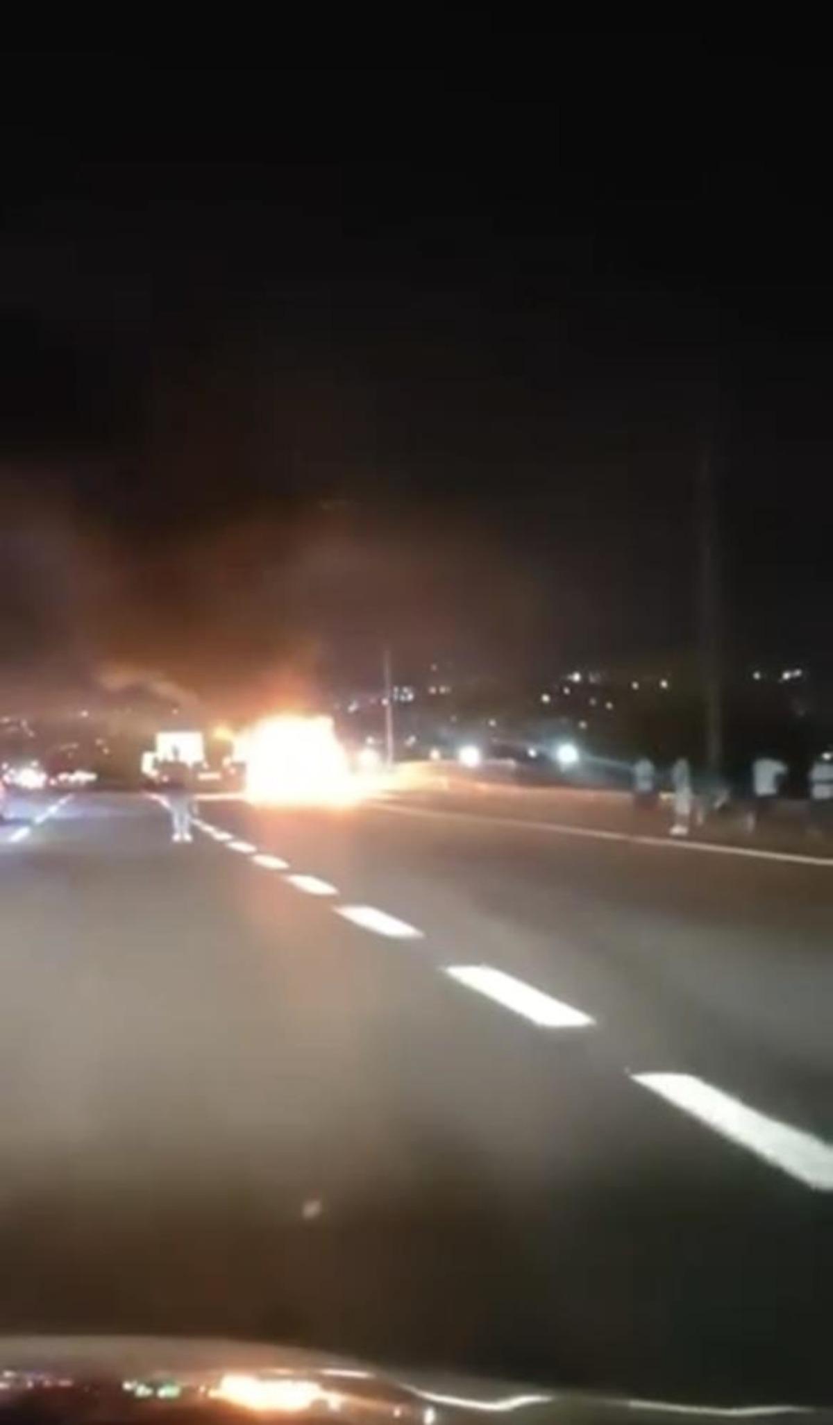 TEM Otoyolu nda minib&uuml;s alev alev yandı 1