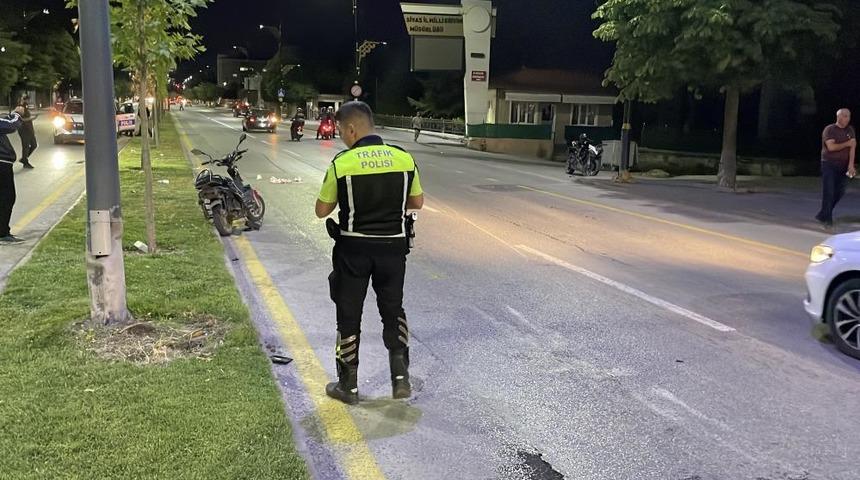 Sivas'ta motosiklet ile elektrikli bisiklet &ccedil;arpıştı: 2 ağır yaralı