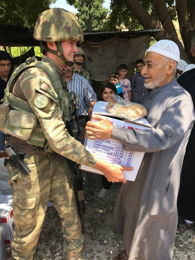 Afrin'de yaşlı kadın, yardım getiren Mehmetçiğe böyle teşekkür etti