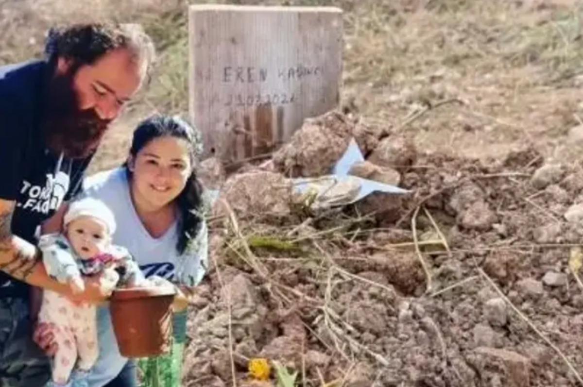 Eren Kaşıkçı’nın eşi Ecem Kaşıkçı’dan yürek burkan paylaşım! Kızı mezarlığa resim bıraktı 2