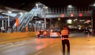 Polisin g&ouml;z&uuml; &ouml;n&uuml;nde m&uuml;şterinin otomobiliyle trafiği tehlikeye attı