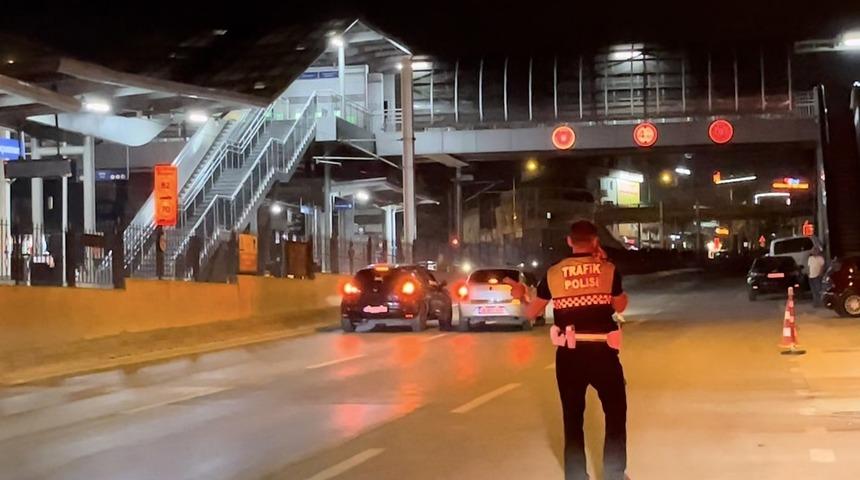 Polisin g&ouml;z&uuml; &ouml;n&uuml;nde m&uuml;şterinin otomobiliyle trafiği tehlikeye attı