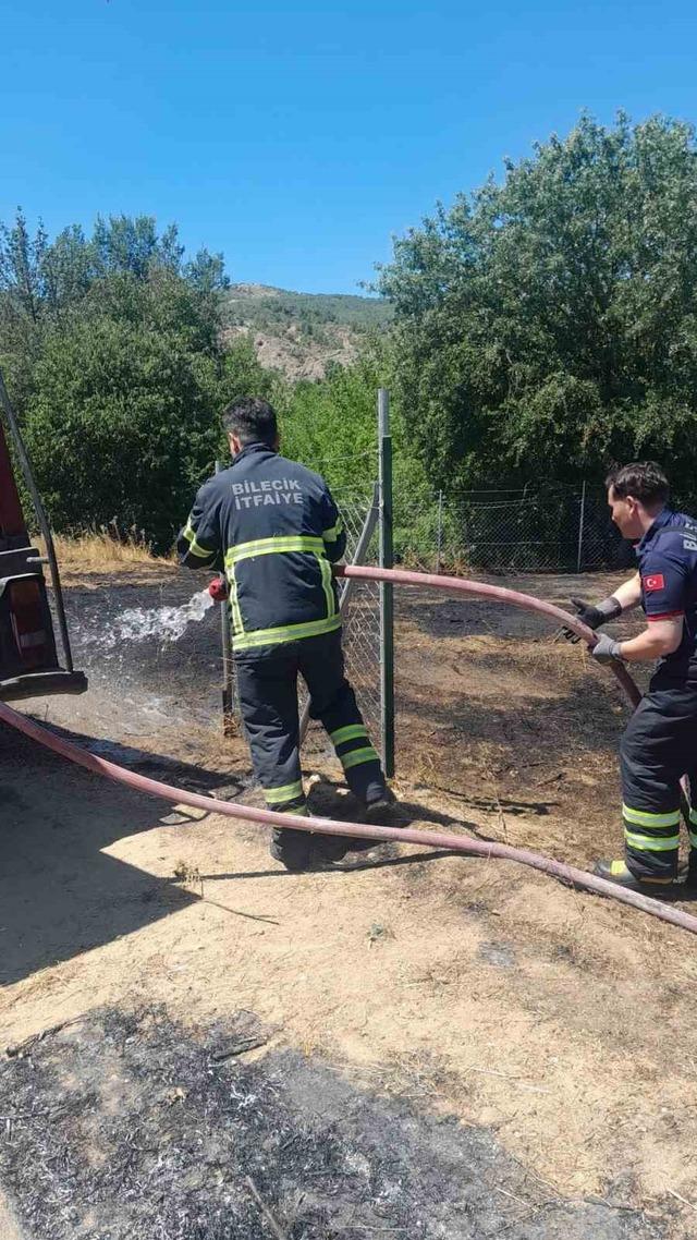 Otluk alandaki yangın ormana sıçramadan söndürüldü 1