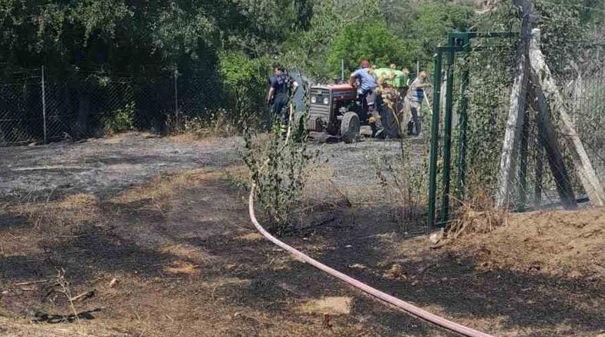 Otluk alandaki yangın ormana sı&ccedil;ramadan s&ouml;nd&uuml;r&uuml;ld&uuml;