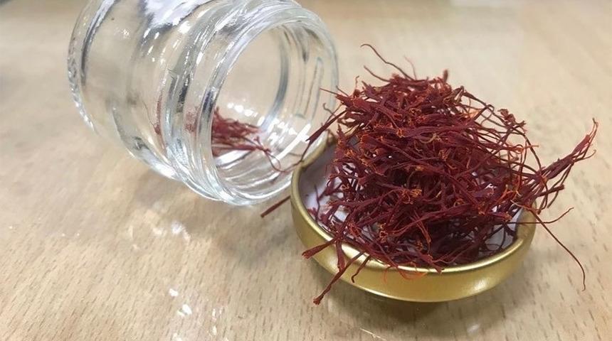 Toprağın altından servet &ccedil;ıkıyor! Hasat i&ccedil;in g&uuml;n doğmadan tarlaya iniyorlar