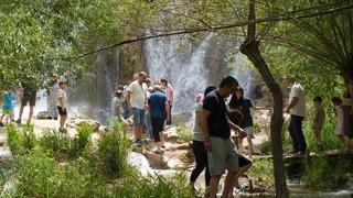 Kavurucu sıcaklarda Girlevik Şelalesi ziyaretçilerin akınına uğruyor