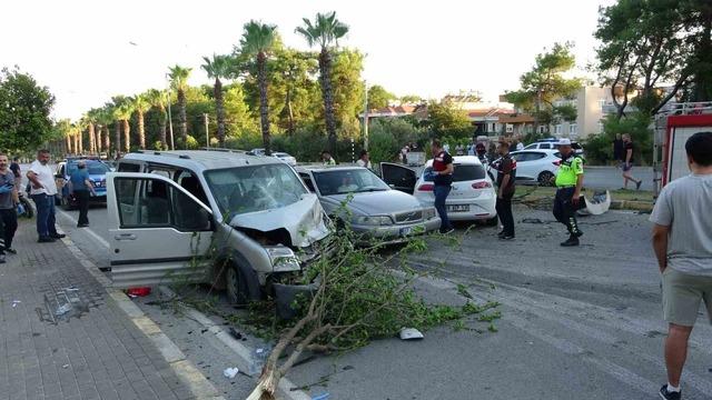 Karşı şeride geçen otomobil ortalığı savaş alanına çevirdi: 4 yaralı 4
