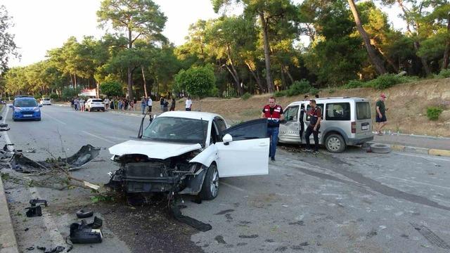 Karşı şeride geçen otomobil ortalığı savaş alanına çevirdi: 4 yaralı 3