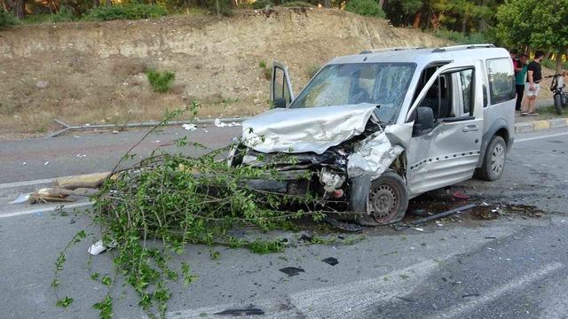 Karşı şeride geçen otomobil ortalığı savaş alanına çevirdi: 4 yaralı 2