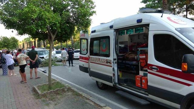 Karşı şeride geçen otomobil ortalığı savaş alanına çevirdi: 4 yaralı 1