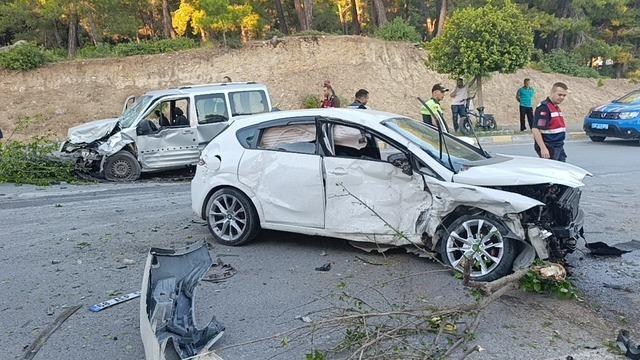 Karşı şeride geçen otomobil ortalığı savaş alanına çevirdi: 4 yaralı