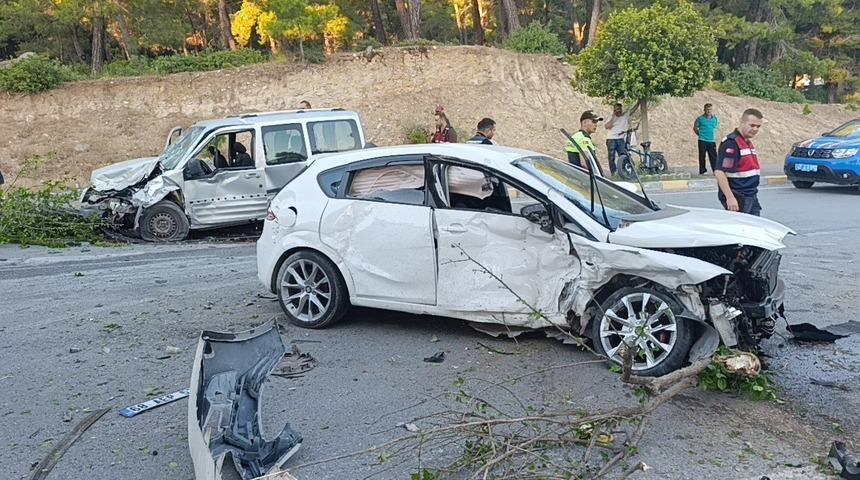 Karşı şeride ge&ccedil;en otomobil ortalığı savaş alanına &ccedil;evirdi: 4 yaralı