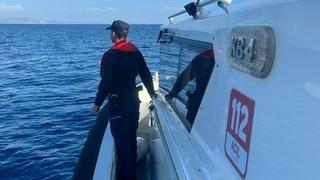 Lastik botta sürükleniyordu, sahil güvenlik kurtardı