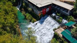 Yıllık yaklaşık 400 bin ziyaretçi ağırlayan Çırçır Şelalesi turkuaz rengiyle dikkat çekiyor