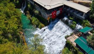 Yıllık yaklaşık 400 bin ziyaret&ccedil;i ağırlayan &Ccedil;ır&ccedil;ır Şelalesi turkuaz rengiyle dikkat &ccedil;ekiyor