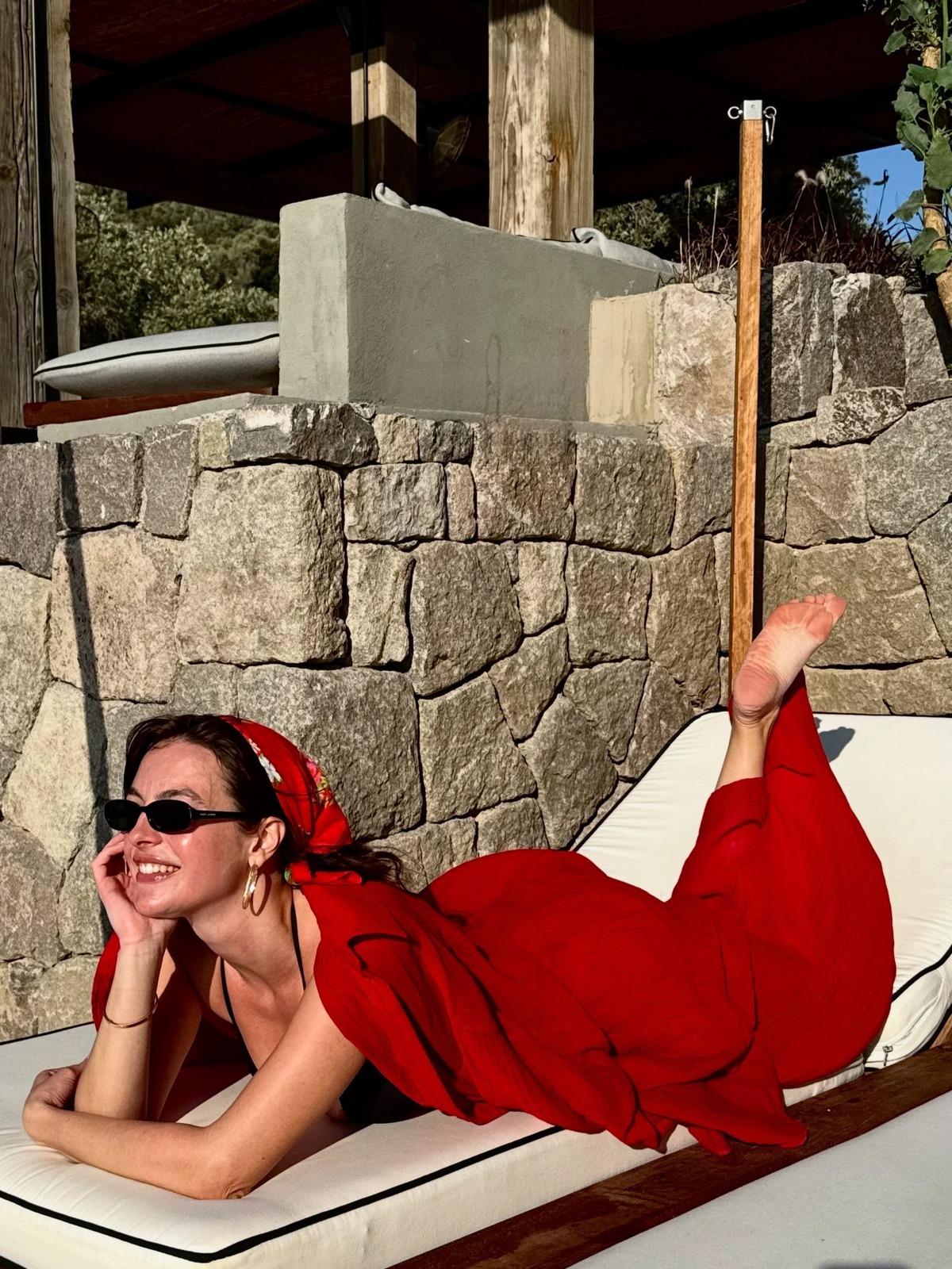 Melis Sezen in tatil tarzı olay oldu! Kırmızı kombiniyle sosyal medyayı salladı 1