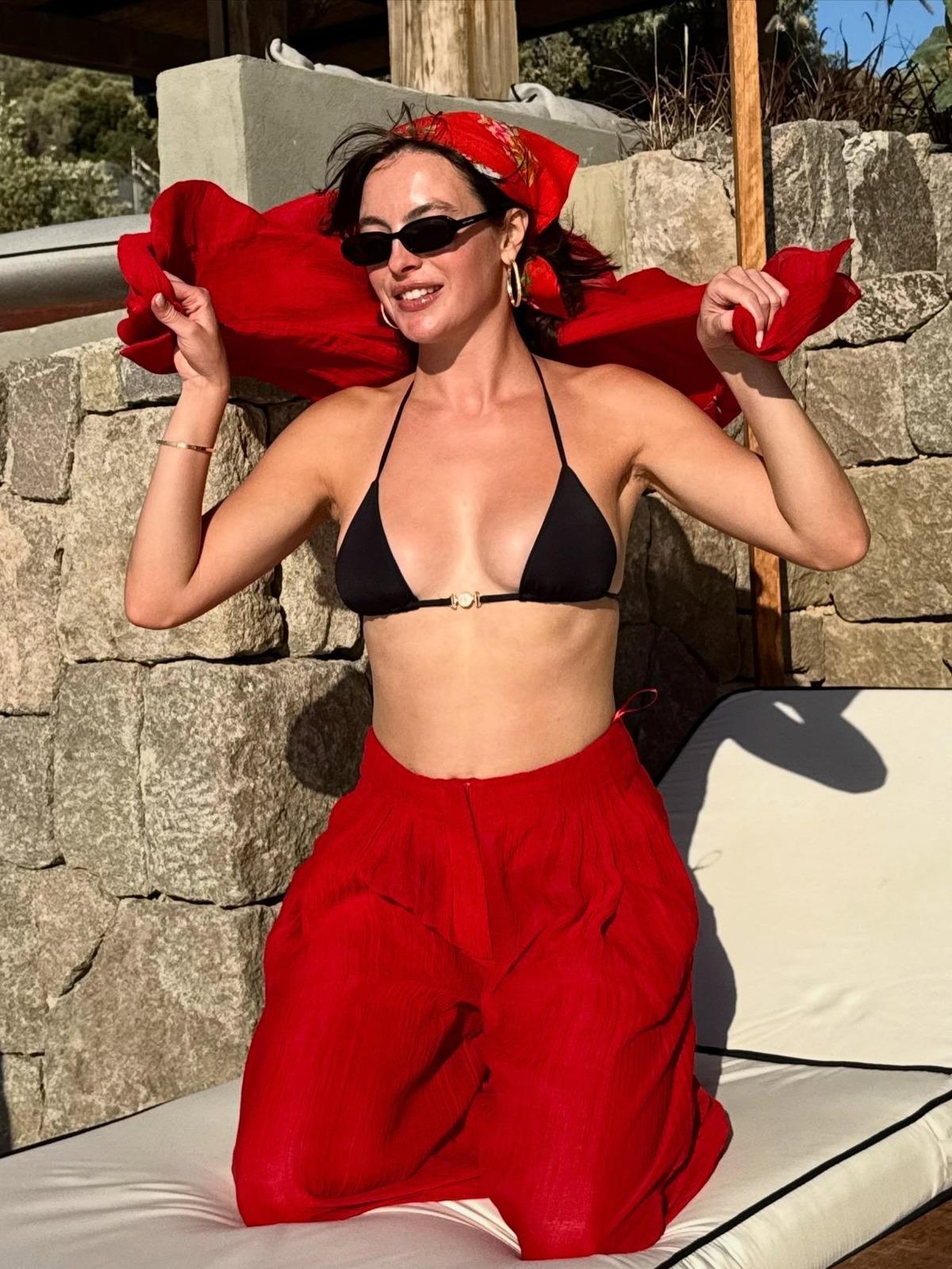 Melis Sezen in tatil tarzı olay oldu! Kırmızı kombiniyle sosyal medyayı salladı 3