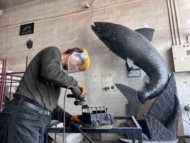 İranlı sanat&ccedil;ı atık metalden inci kefali tasarladı 2