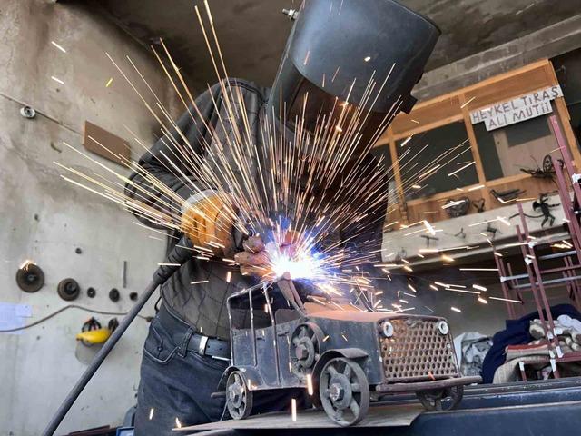 İranlı sanat&ccedil;ı atık metalden inci kefali tasarladı 3