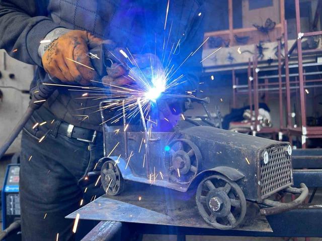 İranlı sanat&ccedil;ı atık metalden inci kefali tasarladı 4