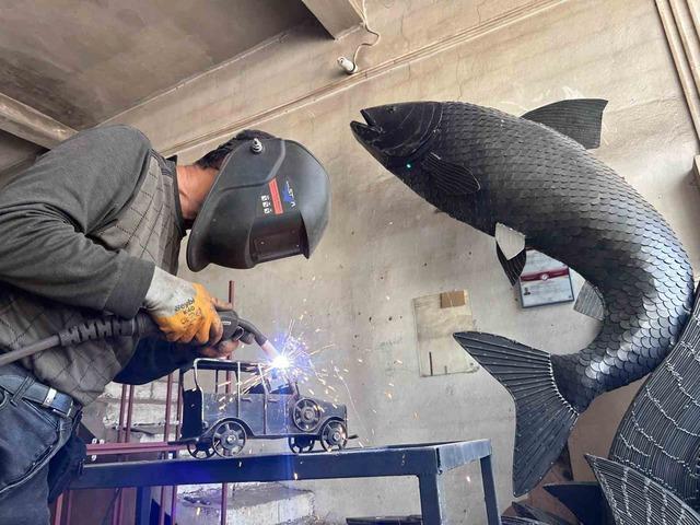İranlı sanat&ccedil;ı atık metalden inci kefali tasarladı 1