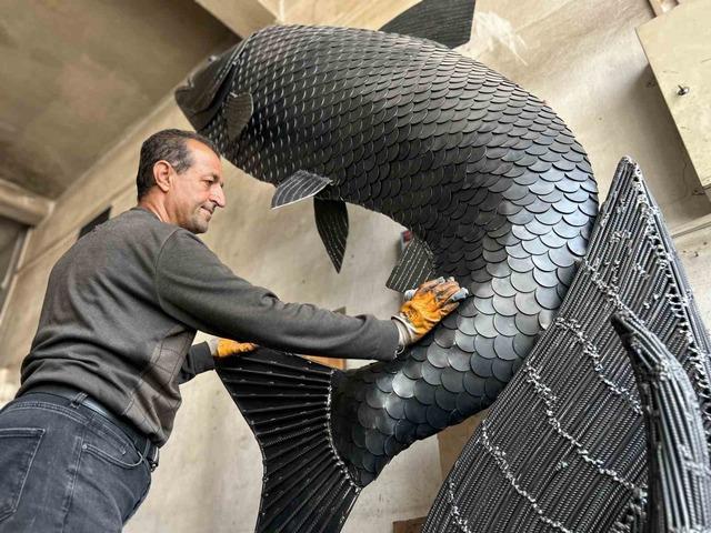 İranlı sanat&ccedil;ı atık metalden inci kefali tasarladı 5