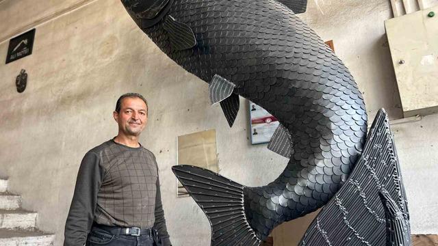İranlı sanatçı atık metalden inci kefali tasarladı
