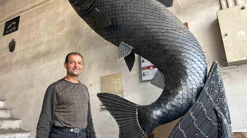 İranlı sanat&ccedil;ı atık metalden inci kefali tasarladı
