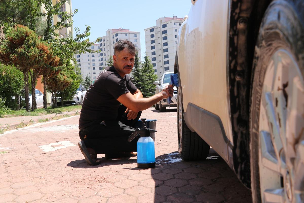 Dükkanını yanında taşıyor! Kirasız sistem kurdu, şimdi randevulara yetişemiyor 1