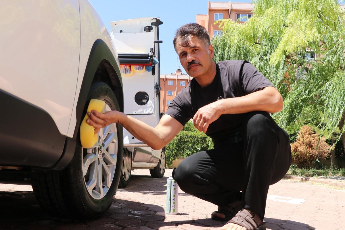 Dükkanını yanında taşıyor! Kirasız sistem kurdu, şimdi randevulara yetişemiyor 3