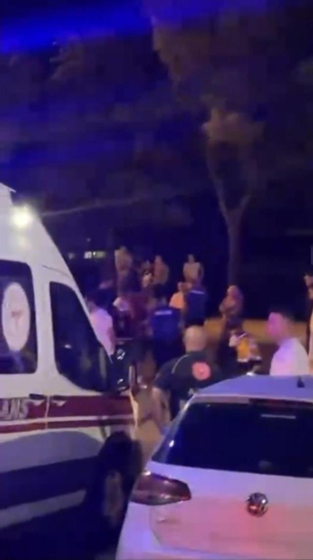 Beylikdüzü nde motosikletin otomobile çarptığı anlar kamerada: 2 yaralı 3