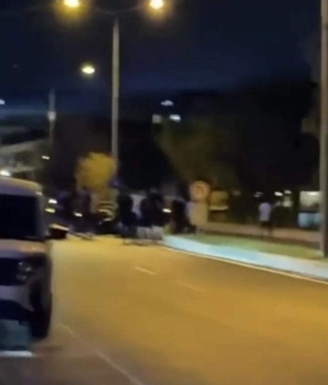 Beylikdüzü nde motosikletin otomobile çarptığı anlar kamerada: 2 yaralı 2