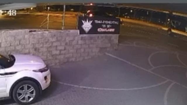 Beylikdüzü nde motosikletin otomobile çarptığı anlar kamerada: 2 yaralı 1