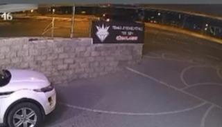 Beylikd&uuml;z&uuml;'nde motosikletin otomobile &ccedil;arptığı anlar kamerada: 2 yaralı