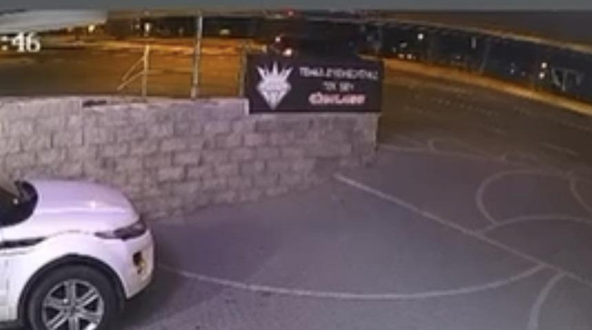 Beylikd&uuml;z&uuml;'nde motosikletin otomobile &ccedil;arptığı anlar kamerada: 2 yaralı