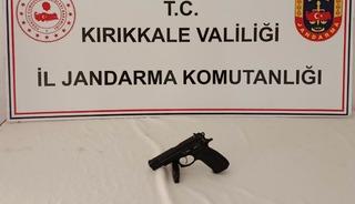 Kırıkkale'de d&uuml;ğ&uuml;nde havaya ateş eden 2 ş&uuml;pheli yakalandı