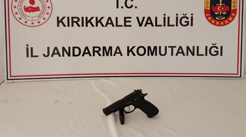 Kırıkkale'de d&uuml;ğ&uuml;nde havaya ateş eden 2 ş&uuml;pheli yakalandı